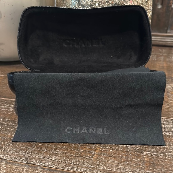 CHANEL Black Quilted Leather sunglasses case - Picture 3 of 6